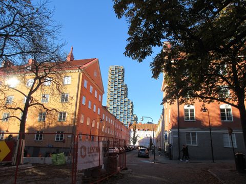 Norra tornen, vy från Falugatan norrut, oktober 2022d, vid korsningen Rödabergsgatan.jpg