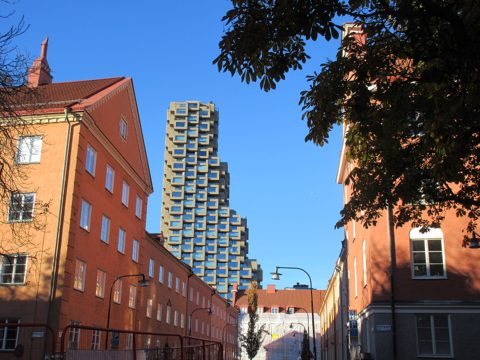 Norra tornen, vy från Falugatan norrut, oktober 2022e, vid korsningen Rödabergsgatan.jpg