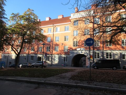 Entré till Hedemoratäppan från Rödabergsgatan, oktober 2022.jpg