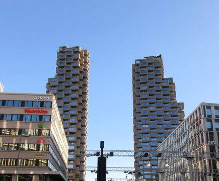 Norra tornen, Brf Innovationen (östra tornet) till vänster och Brf Helix (västra tornet) till höger, oktober 2022b.jpg