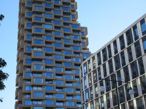 Norra tornen, Brf Helix (västra tornet), oktober 2022c, och kvarteret Isotopen.jpg