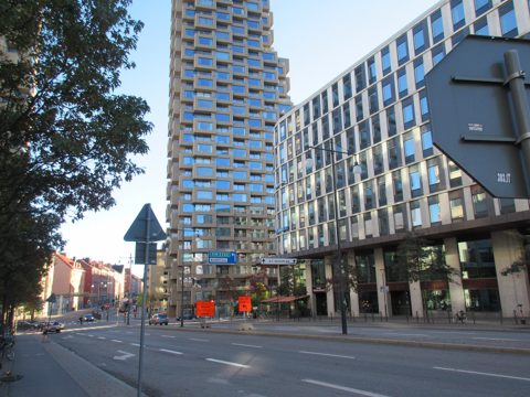 Norra tornen, Brf Helix (västra tornet), oktober 2022b, och kvarteret Isotopen.jpg