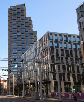 Kvarteret Isotopen, Solnavägen 1 och Brf Helix (östra tornet) i bakgrunden, oktober 2022a.jpg
