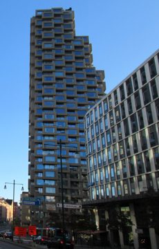 Kvarteret Isotopen, Solnavägen 1 och Brf Helix (östra tornet) i bakgrunden, oktober 2022c.jpg