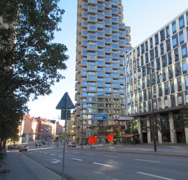 Kvarteret Isotopen, Solnavägen 1 och Brf Helix (östra tornet) i bakgrunden, oktober 2022d.jpg