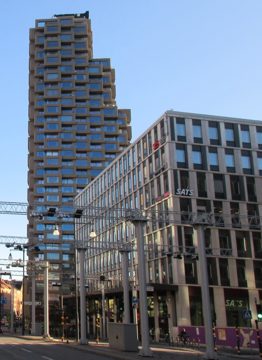 Kvarteret Isotopen, Solnavägen 1 och Brf Helix (västra tornet) i bakgrunden, oktober 2022a.jpg