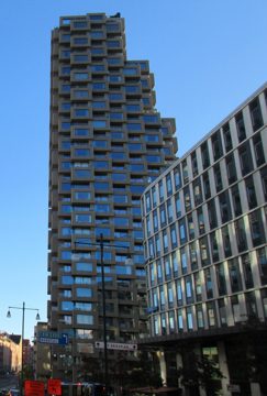 Kvarteret Isotopen, Solnavägen 1 och Brf Helix (västra tornet) i bakgrunden, oktober 2022c.jpg