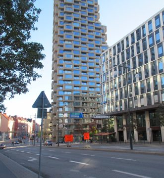 Kvarteret Isotopen, Solnavägen 1 och Brf Helix (västra tornet) i bakgrunden, oktober 2022d.jpg