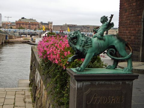 Lejon med cupid vid stadshuset.jpg