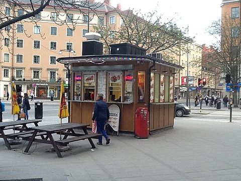 S-t Eriksplan, vid södra T-baneuppgången.jpg