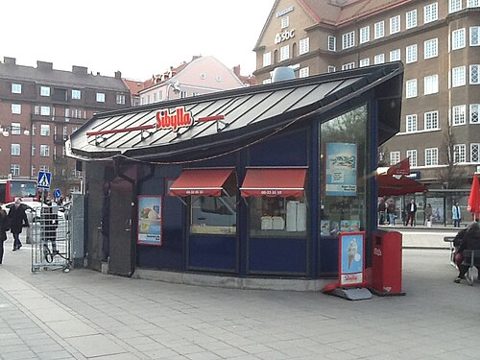 S-t Eriksplan, vid södra T-baneuppgången, mot Torsgatan.jpg