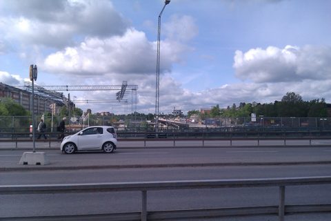 Solnabron 17 maj 2011, mot Essingeleden. Den nya tillfälliga bron finns bakom bilen. - panoramio.jpg
