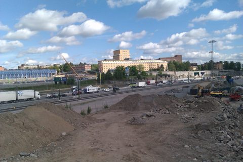 Solnabron 17 maj 2011, mot Norra Länkens trafikstråk och Karolinska Sjukhuset. Omfattande byggnation sker här för den nya stadsdelen Norra Station, som blir klar år 2025. - panoramio.jpg