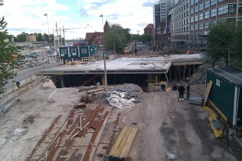 Solnabron 17 maj 2011, mot Norra Stationsgatan där man gjuter början på bottenplattan för den nya stadsdelen Norra Station, som blir klar år 2025. - panoramio (1).jpg