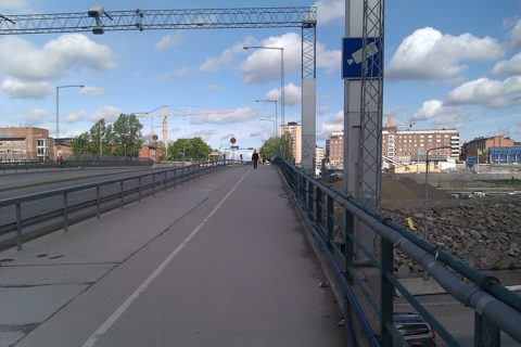 Solnabron från S-t Eriksplan mot Karolinska sjukhuset 17 maj 2011. Kamerorna för billtullarna precis ovan. - panoramio.jpg