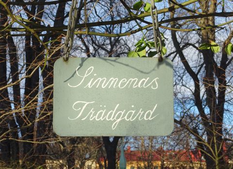 Sinnenas trädgård, skylt, 2019.jpg