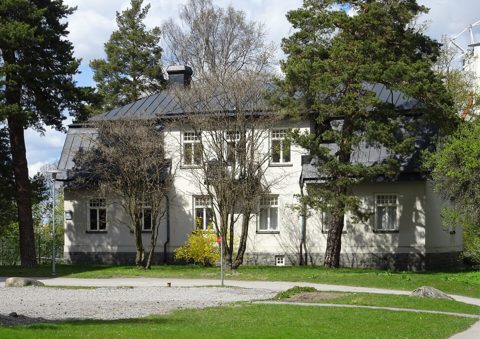 Tomtebodaskolan, bostadshus, maj 2019.jpg