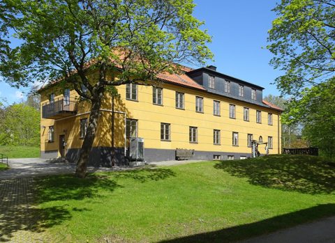 Tomtebodaskolan, rektorsbyggnaden, maj 2019.jpg